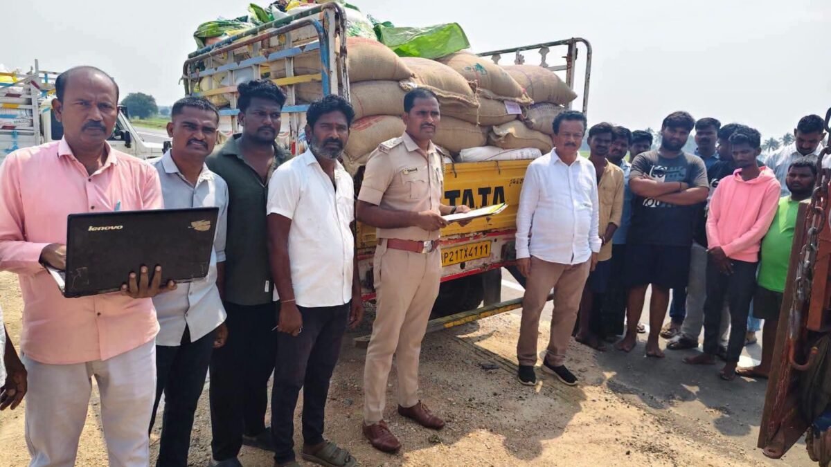 ಬಡವರ ಹೊಟ್ಟೆ ಸೇರಬೇಕಿದ್ದ ನೂರಾರು ಕ್ವಿಂಟಾಲ್ ಪಡಿತರ ಅಕ್ಕಿ ಕಾಳಸಂತೆಗೆ: ಸಿರಿಗುಪ್ಪ ಪೊಲೀಸರ ಮಿಂಚಿನ ದಾಳಿ, 334 ಕ್ವಿಂಟಾಲ್ ಅಕ್ಕಿ ವಶ!