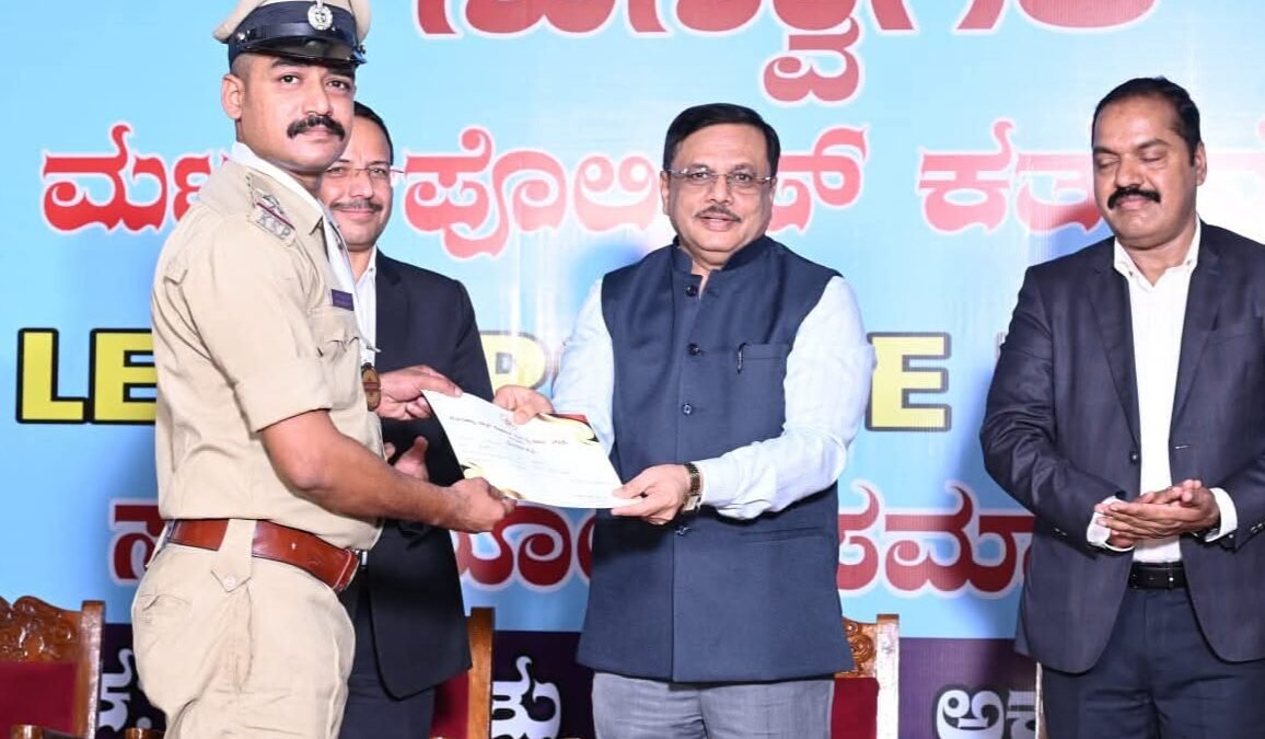 ಬೆಂಗಳೂರಿನಲ್ಲಿ ನಡೆದ 8ನೇ ರಾಜ್ಯ ಮಟ್ಟದ ಪೊಲೀಸ್ ಡ್ಯೂಟಿ ಮೀಟ್: ‘ಫಿಂಗರ್‌ಪ್ರಿಂಟ್ ಪ್ರಾಕ್ಟಿಕಲ್’ ವಿಭಾಗದಲ್ಲಿ ಶಿವಮೊಗ್ಗದ ಪಿಎಸ್‌ಐ ರಘುವೀರ್‌ಗೆ ರಾಜ್ಯಕ್ಕೆ 3ನೇ ಸ್ಥಾನ!